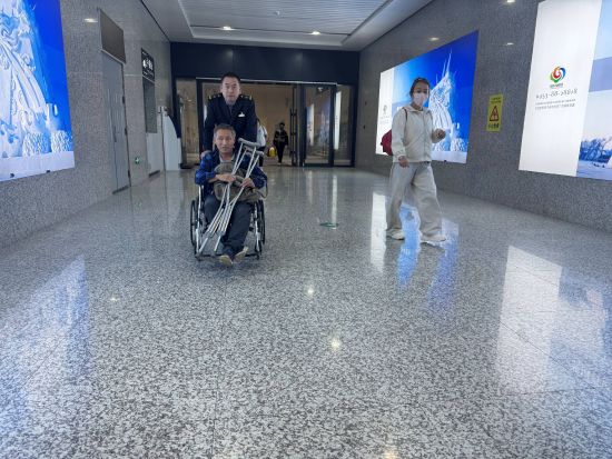 图为刘桂强护送重点旅客出站 朱国锋 摄 图为刘桂强护送重点旅客出站 朱国锋 摄