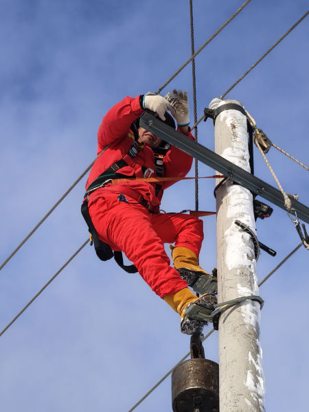 抢修人员在新电杆上搭接导线 抢修人员在新电杆上搭接导线