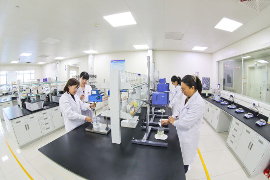 图为大庆油田勘探开发研究院采收率研究一室检测评价组正开展聚合物与调剖剂样品的检测与评价工作。王延路 摄 图为大庆油田勘探开发研究院采收率研究一室检测评价组正开展聚合物与调剖剂样品的检测与评价工作。王延路 摄