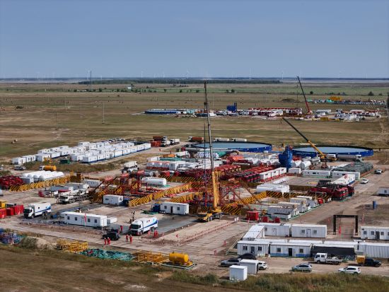 图为大庆油田试油试采分公司古龙页岩油施工现场。李论 摄 图为大庆油田试油试采分公司古龙页岩油施工现场。李论 摄