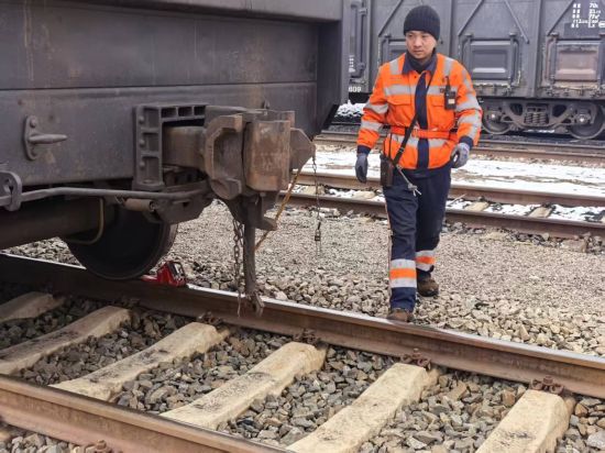 图为月牙湖站职工顶风巡检 陈宽 摄 图为月牙湖站职工顶风巡检 陈宽 摄