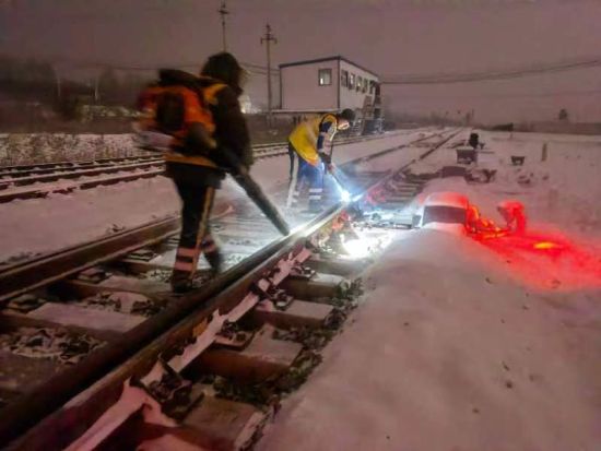 哈尔滨铁路应对今冬首场降雪确保运输安全