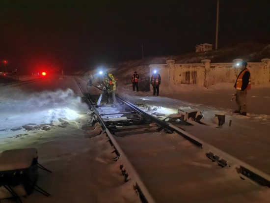 百人雪中鏖战20小时 确保煤运大通道安全畅通