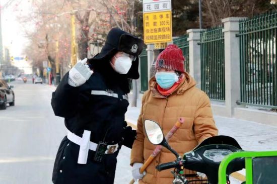 严寒来袭 哈尔滨交警送上安全出行锦囊
