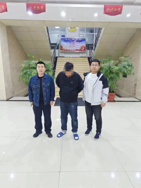 大庆一男子袭警被刑拘 太嚣张 必严惩