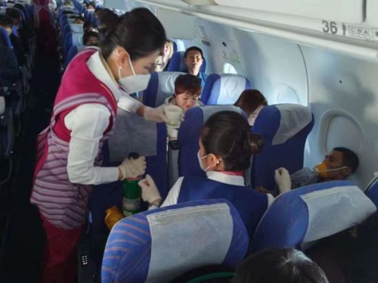 空中旅客突然失去意识 南航乘务组紧急施救 为生命护航