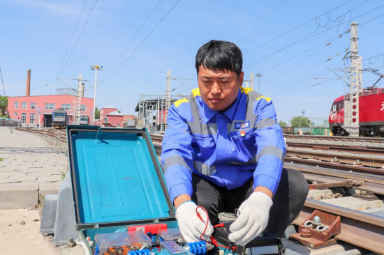 32℃高溫中，他為口岸暢通擦亮“眼睛”