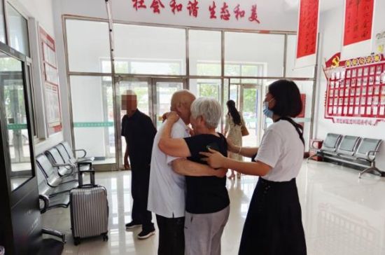 跨越40年的思念！古稀老人千里尋親，大慶林甸民警暖心助其團圓
