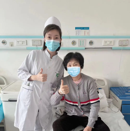 惊险一刻脑梗死患者被食物噎住窒息白衣天使救命的一抱化险为夷