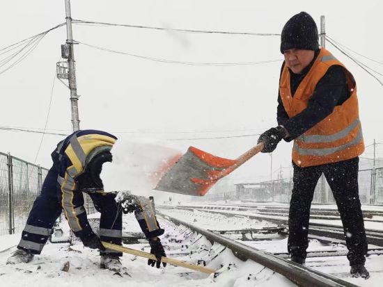 铁路部门积极应对呼伦贝尔地区强降雪大风天气
